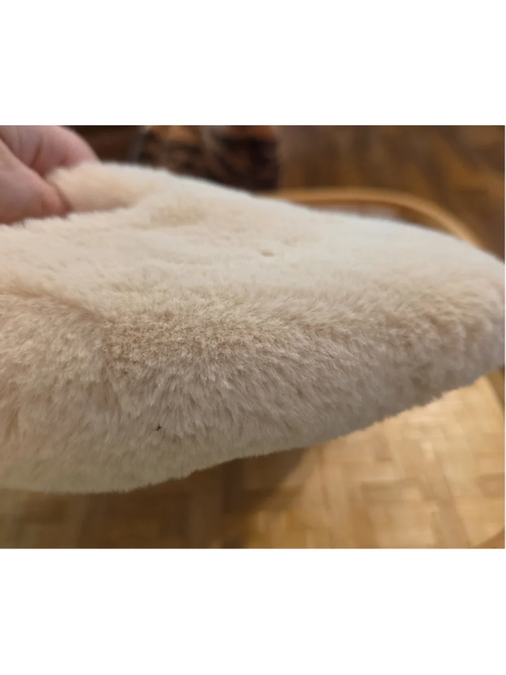 Universal Thread Women's Cream Fuzzy Slip-On Closed Toe Slippers Size 9 - Picture 7 of 10